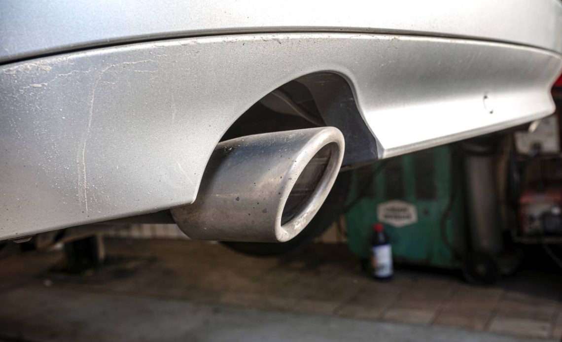Černý kouř z výfuku diesel