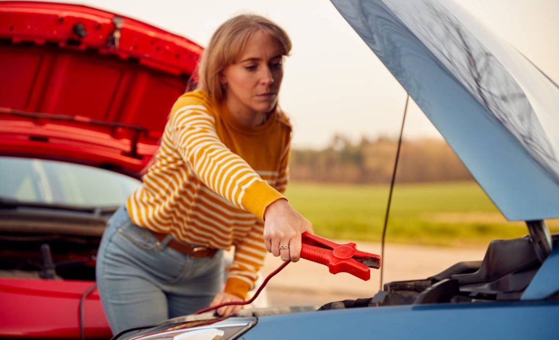 Jak nastartovat auto s vybitou baterií