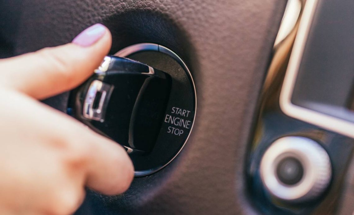 Jak nastartovat auto s vybitým klíčem