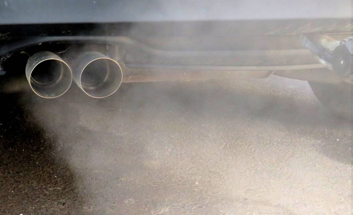 Hustý bílý kouř z výfuku dieselu